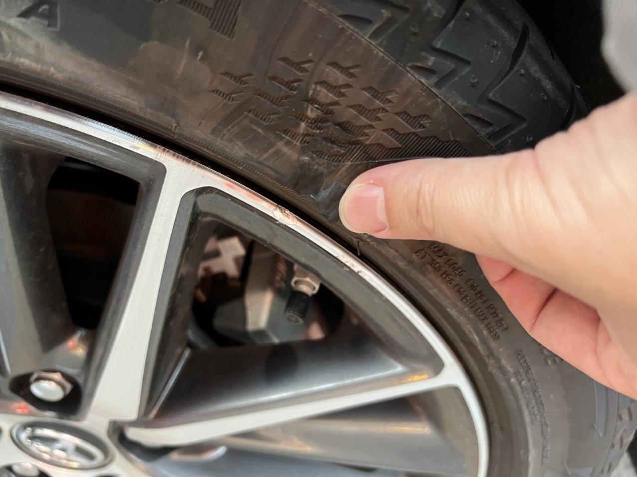 凯美瑞轮胎划掉了点皮