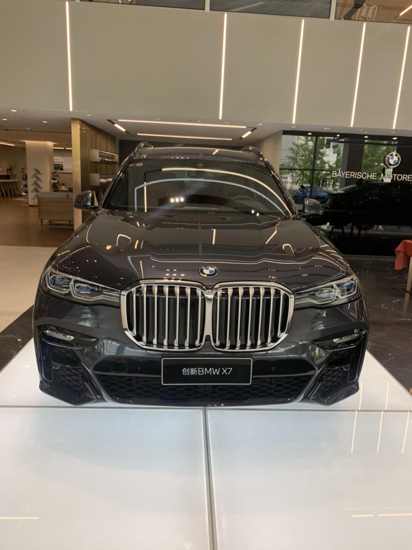 bmw宝马x7 xdrive40i尊享m运动极地灰/松露褐