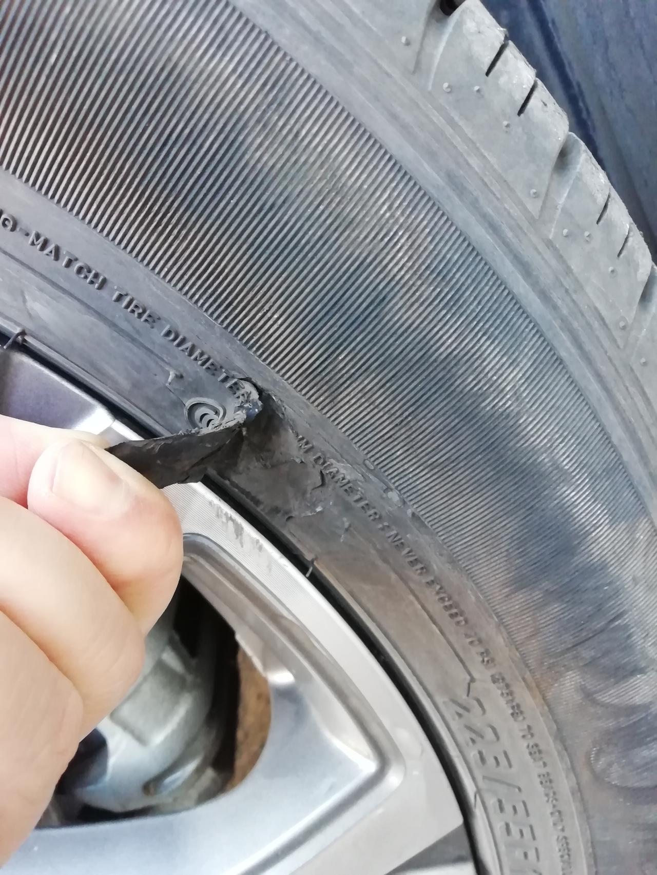 友友们轮胎侧帮刮起皮了还能继续用吗