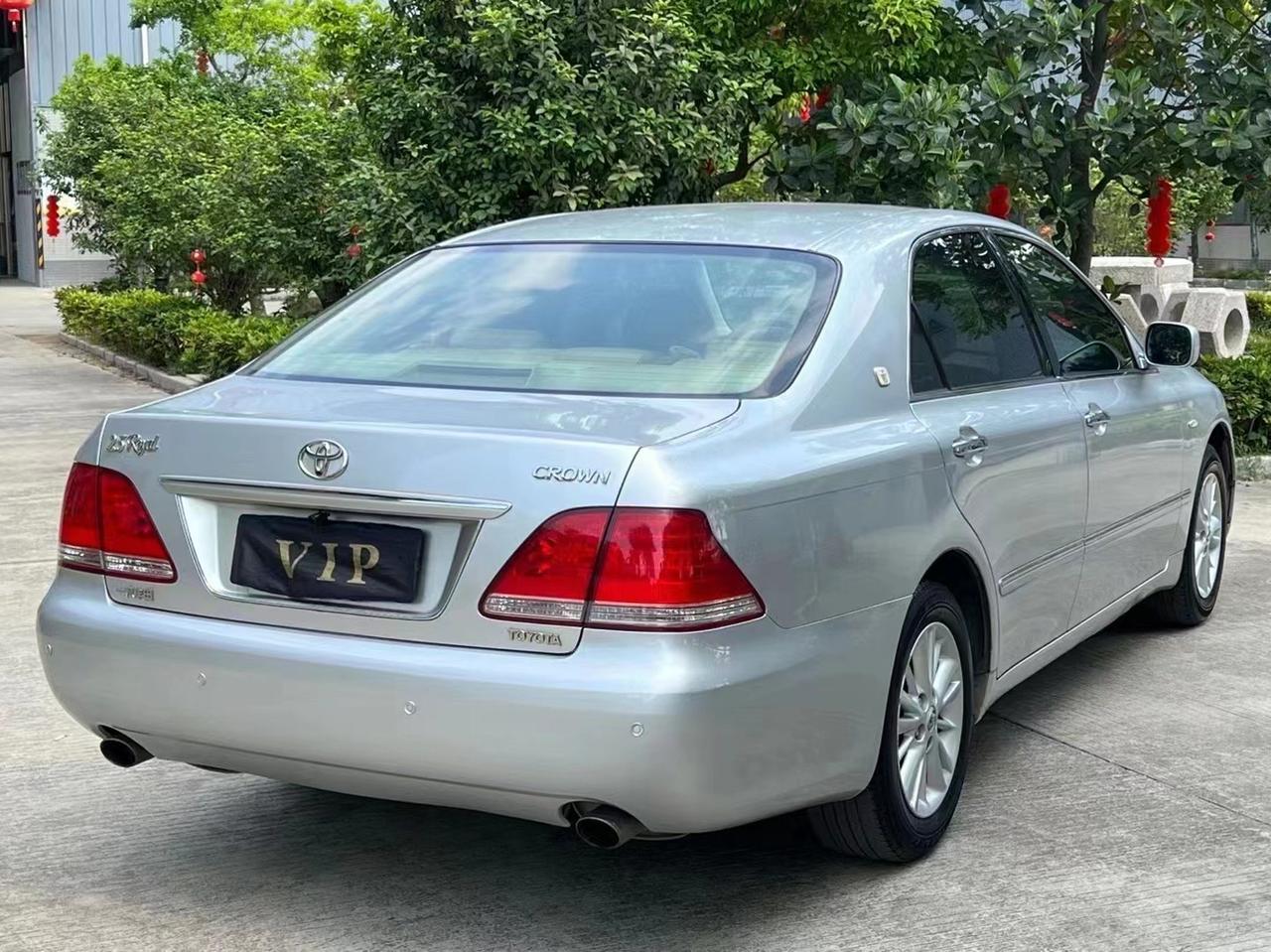 经典情怀老车12代皇冠