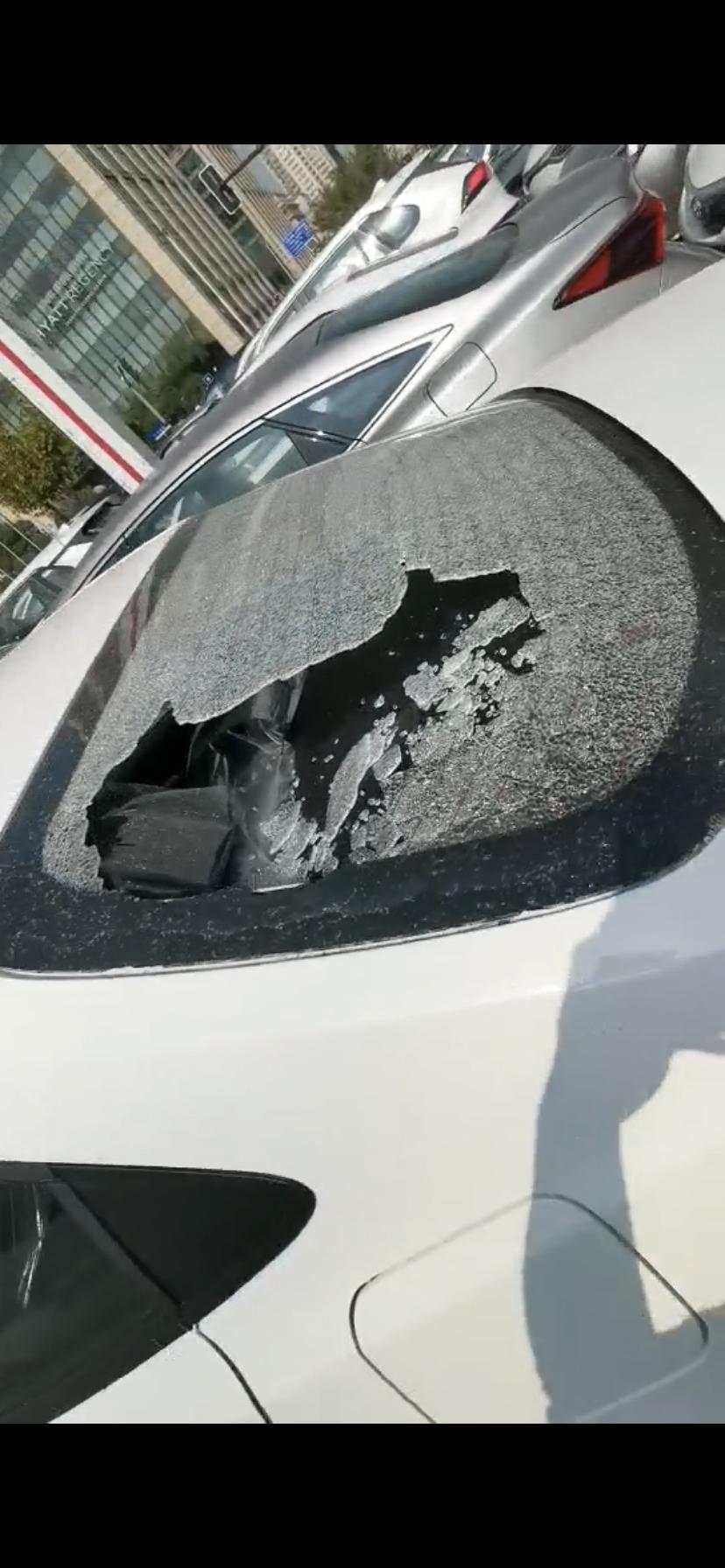 关车门后挡风玻璃破裂