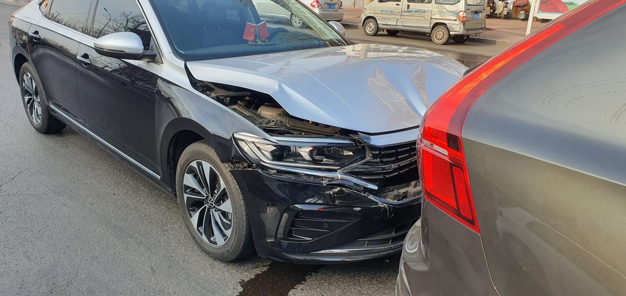 2022款帕萨特首撞