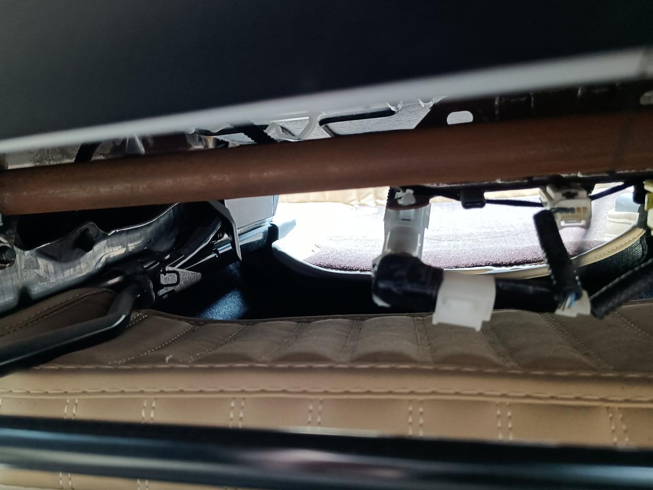 各位车最近发现我18款卡罗拉座椅生锈