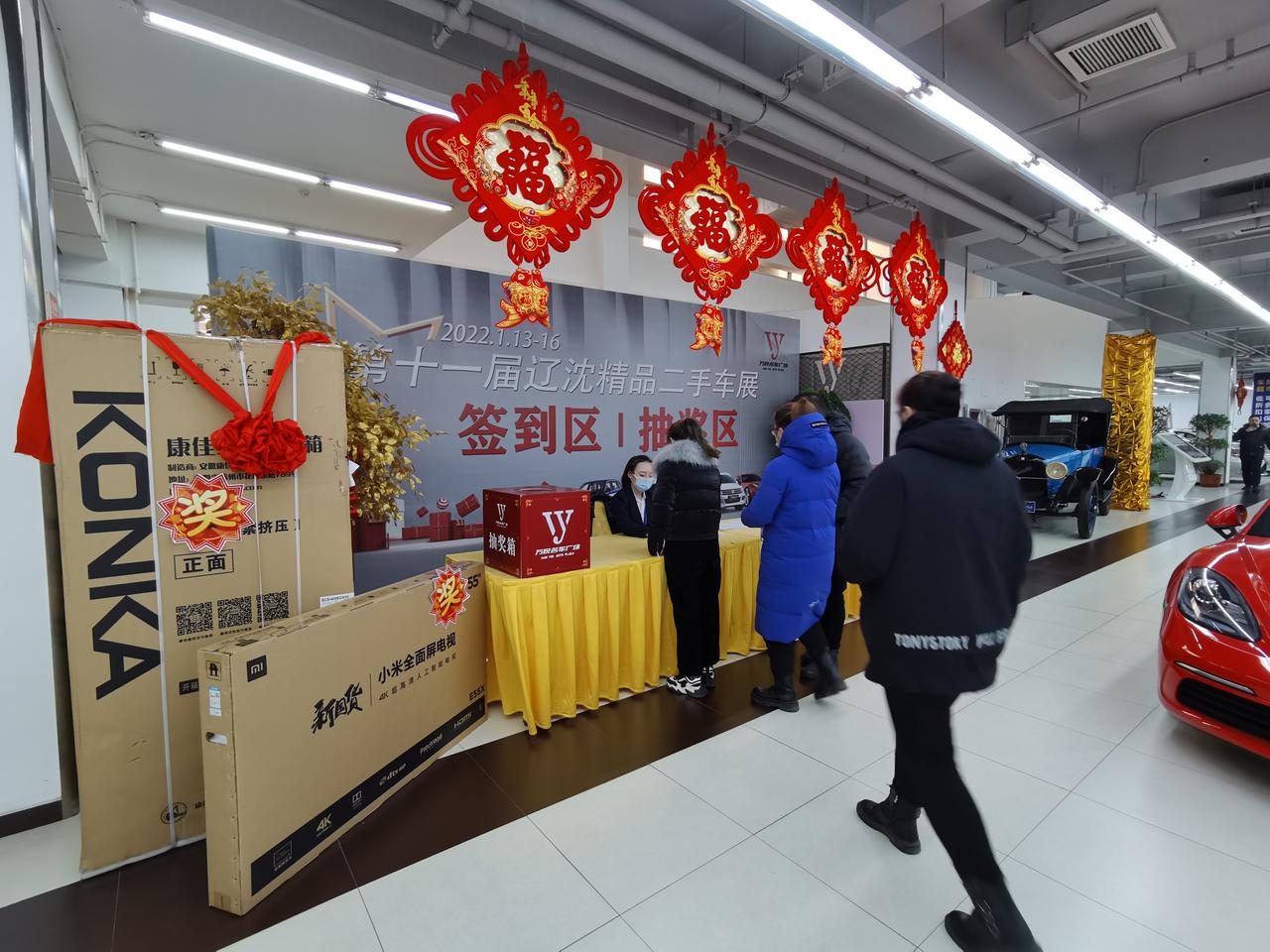 沈阳万悦二手车7s店主店的展厅面积约2万平方米,楼上楼下双层