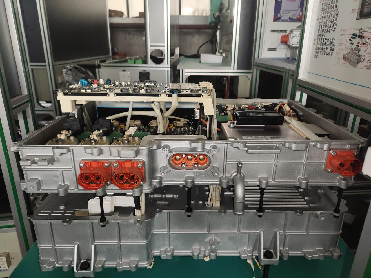 比亚迪e5新能源汽车内部构造是什么样的