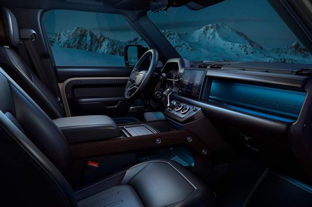 车身的长宽高分别为5358,2008,1970mm,轴距为