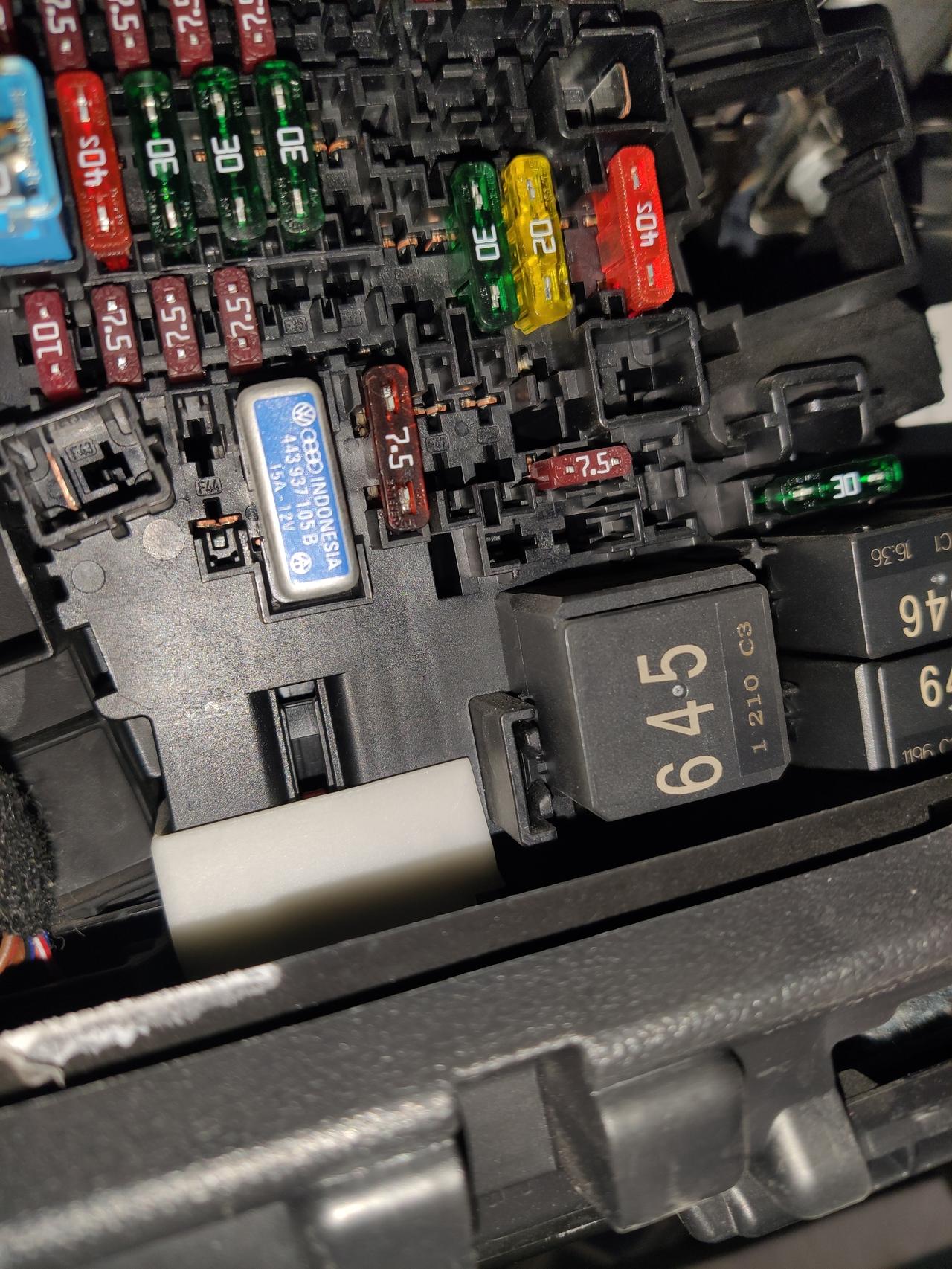 新买的帕萨特今天打开保险盒发现竟然有坏的地方 这是什么情况呢