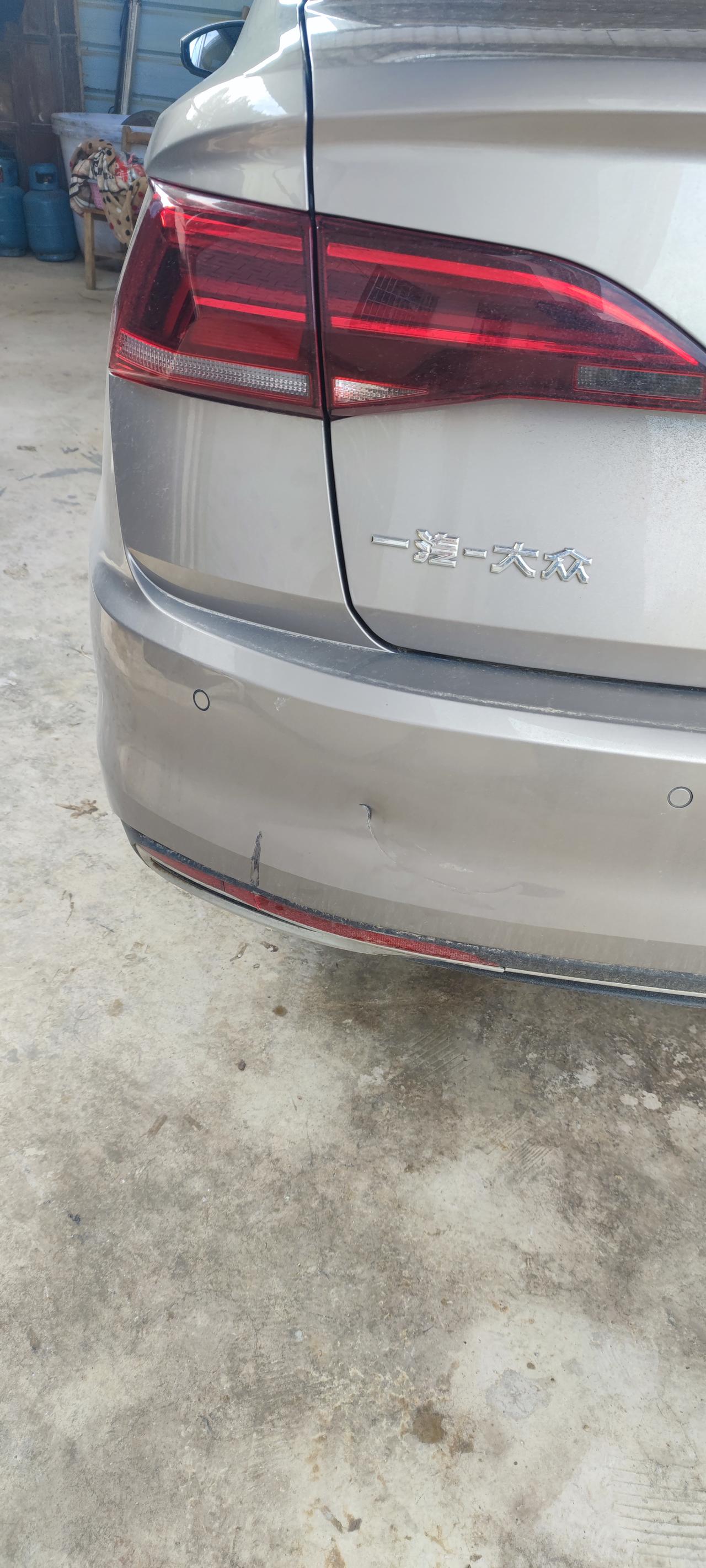 宝来后保险杠被撞穿多少钱修