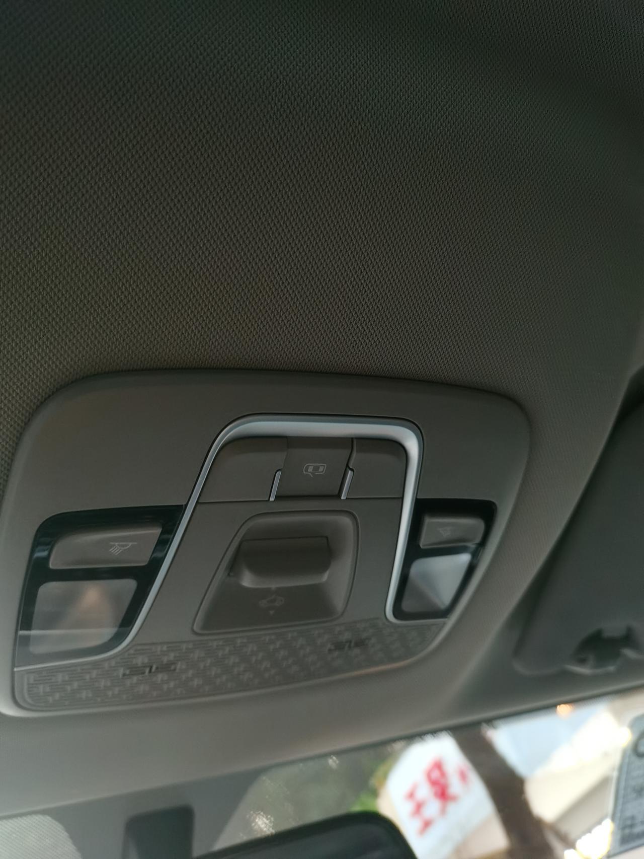 求问吉利缤越铂金版的天窗遮阳怎么关