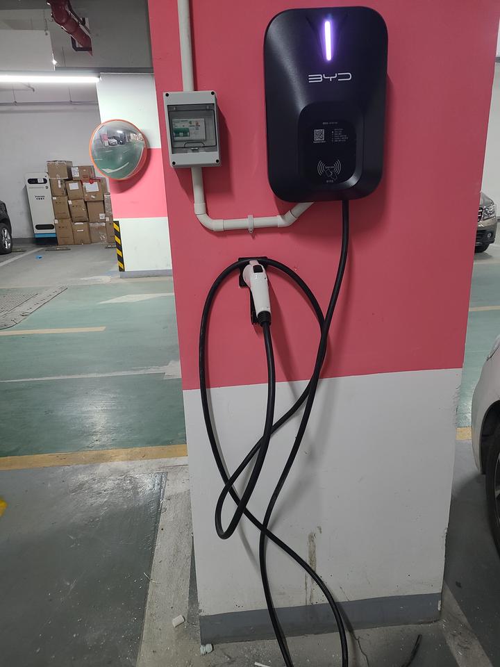 今天师傅过来安好充电桩了,晚上回去应该就上报信息,所以一般绿