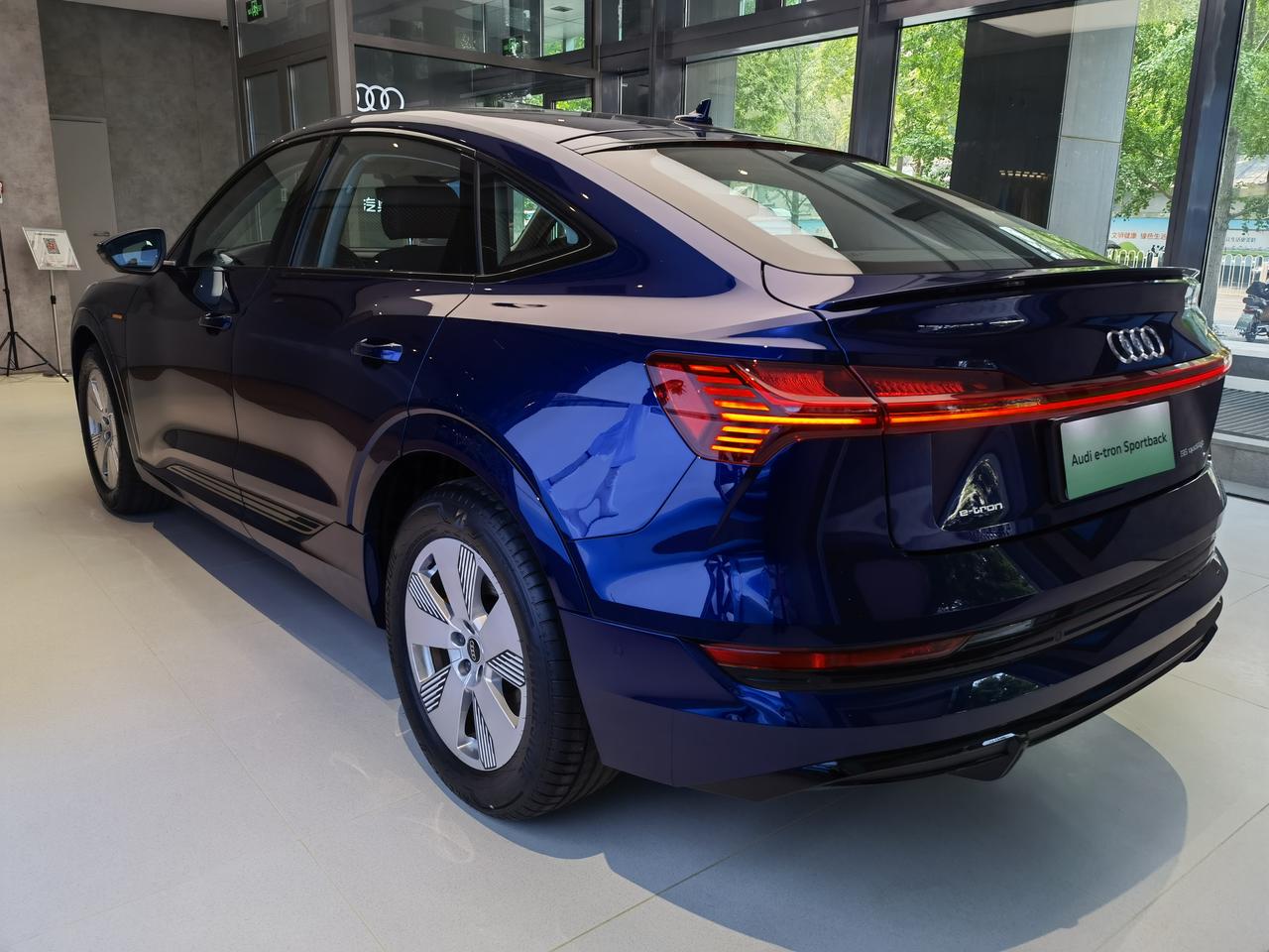 e-tron纳瓦尔蓝 还是挺耐看的_奥迪e-tron sportback(进口)车友圈_懂
