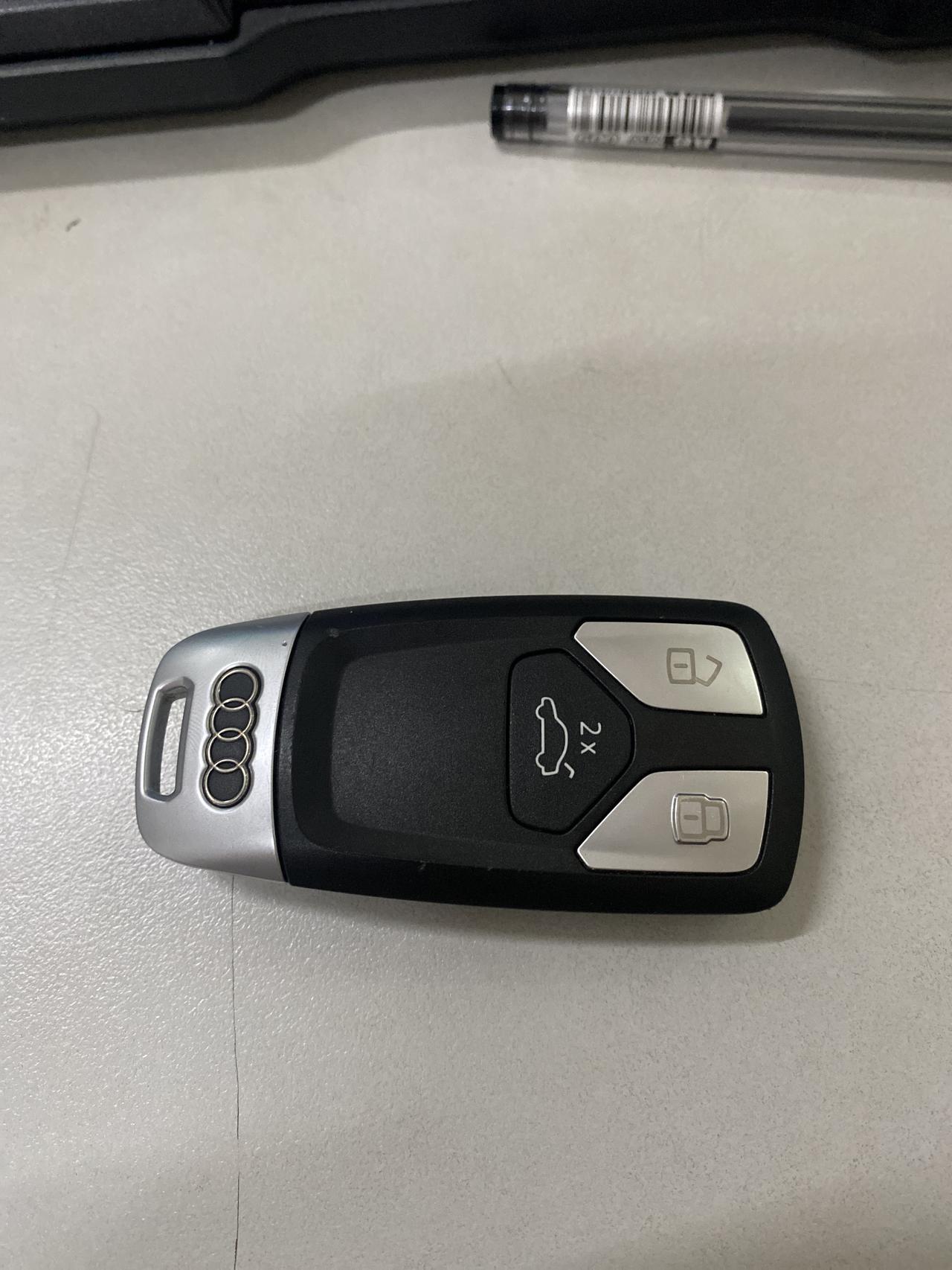 车钥匙如何更换钮孔电池