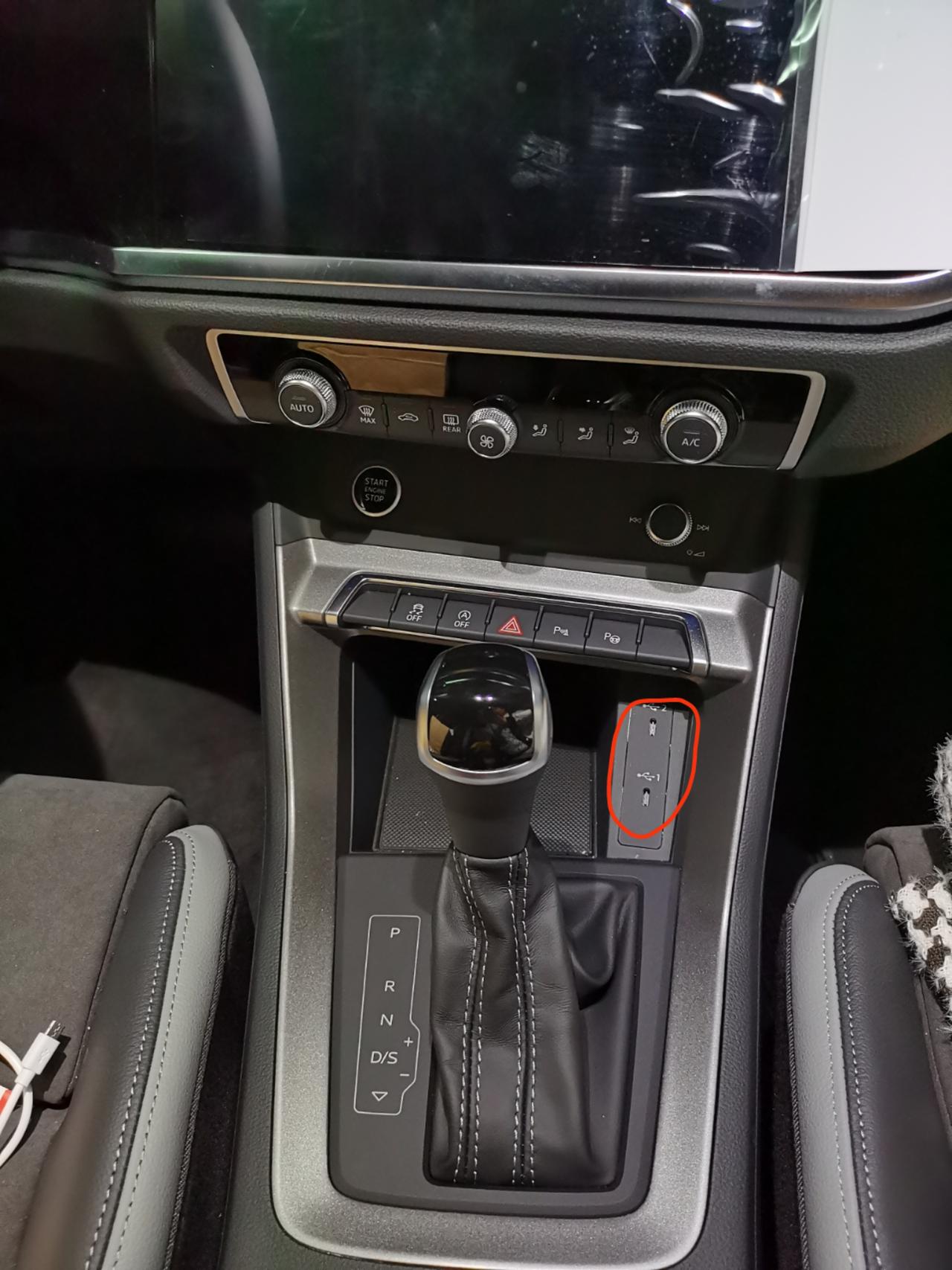 问问大家,前排有usb接口吗?为什么只有2个小接口?手机充电