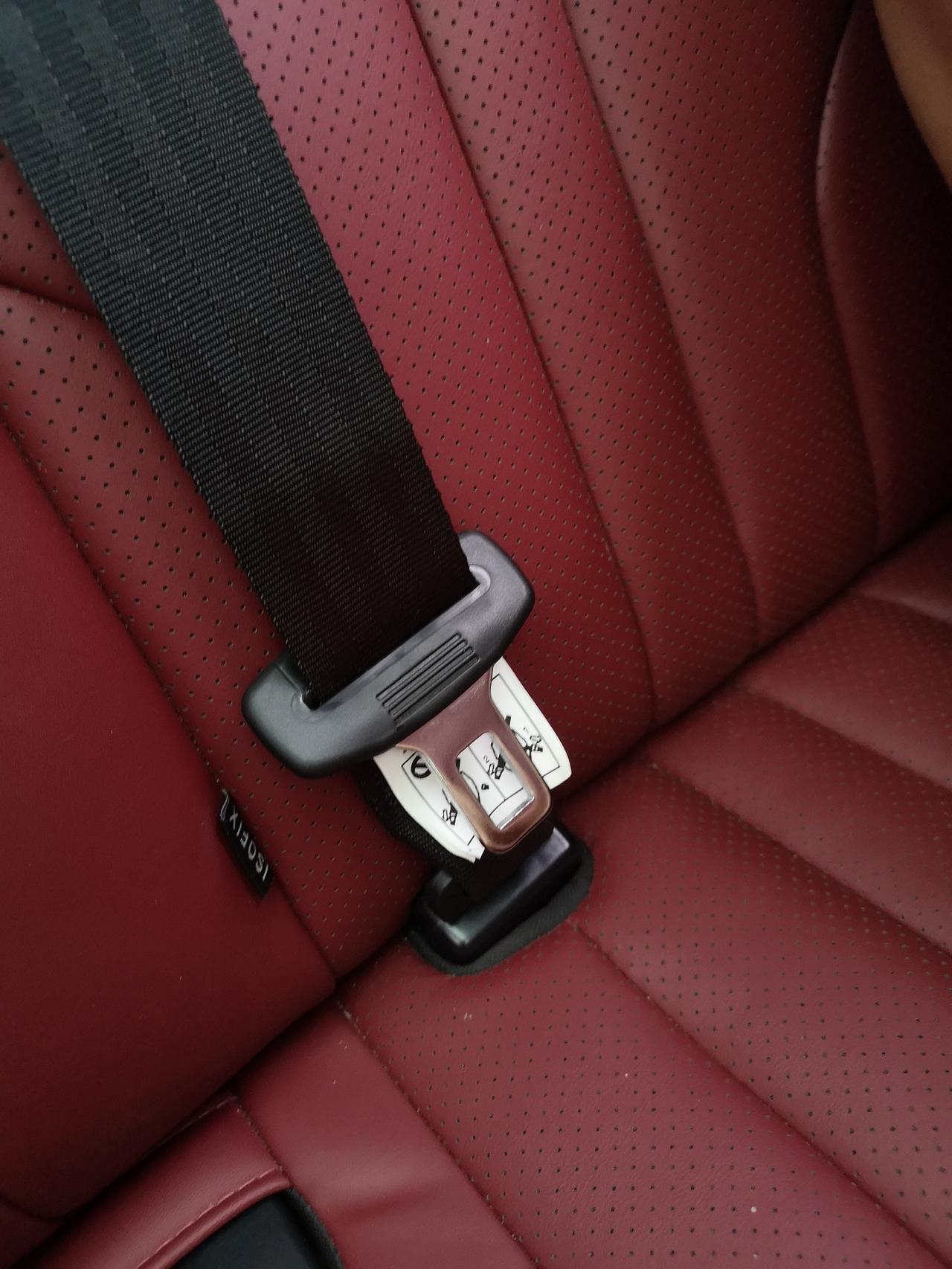 各位车友后排安全带卡扣怎么取出来插进去拿不出来了