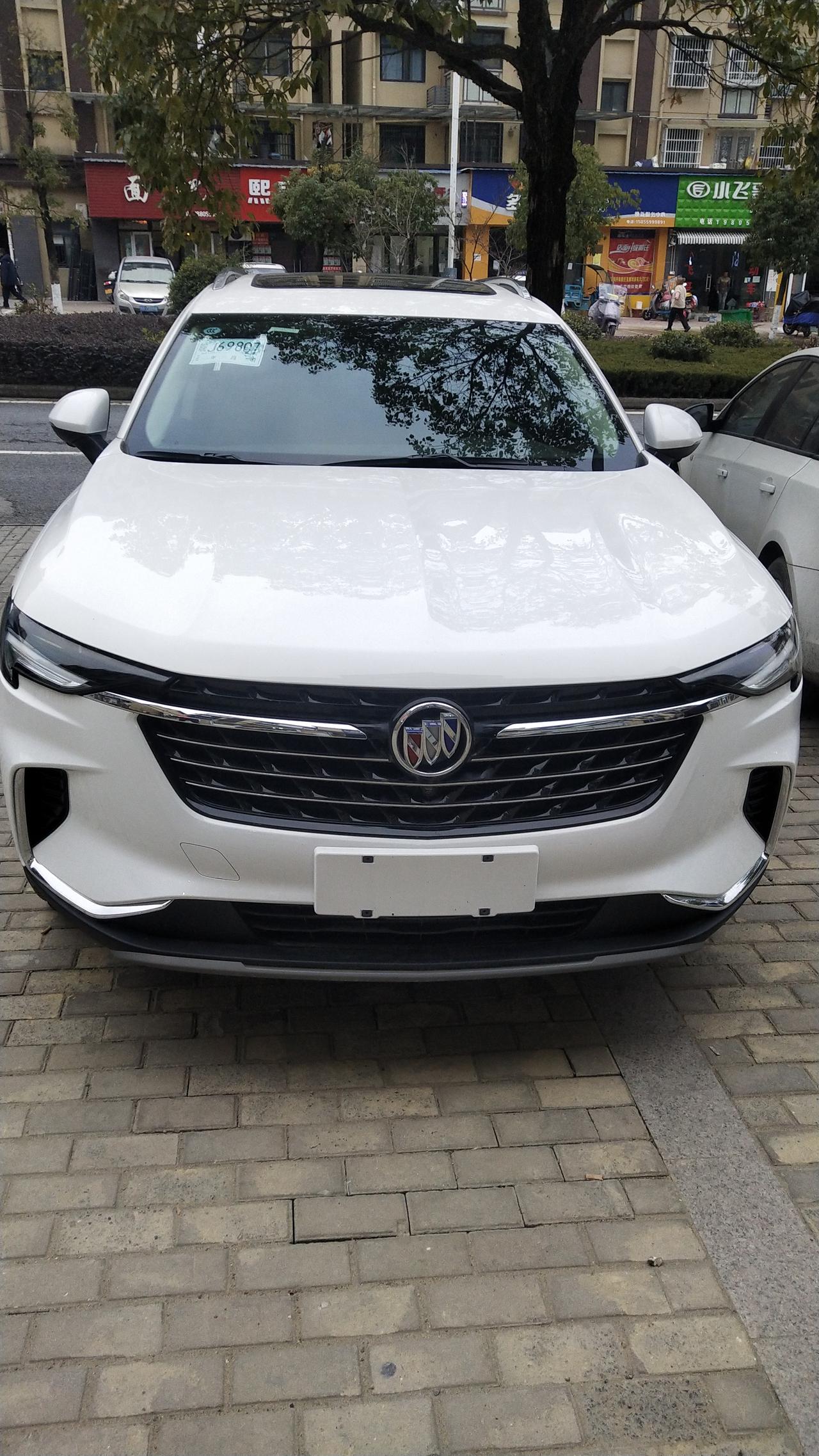 提了个白色昂科威plus五豪