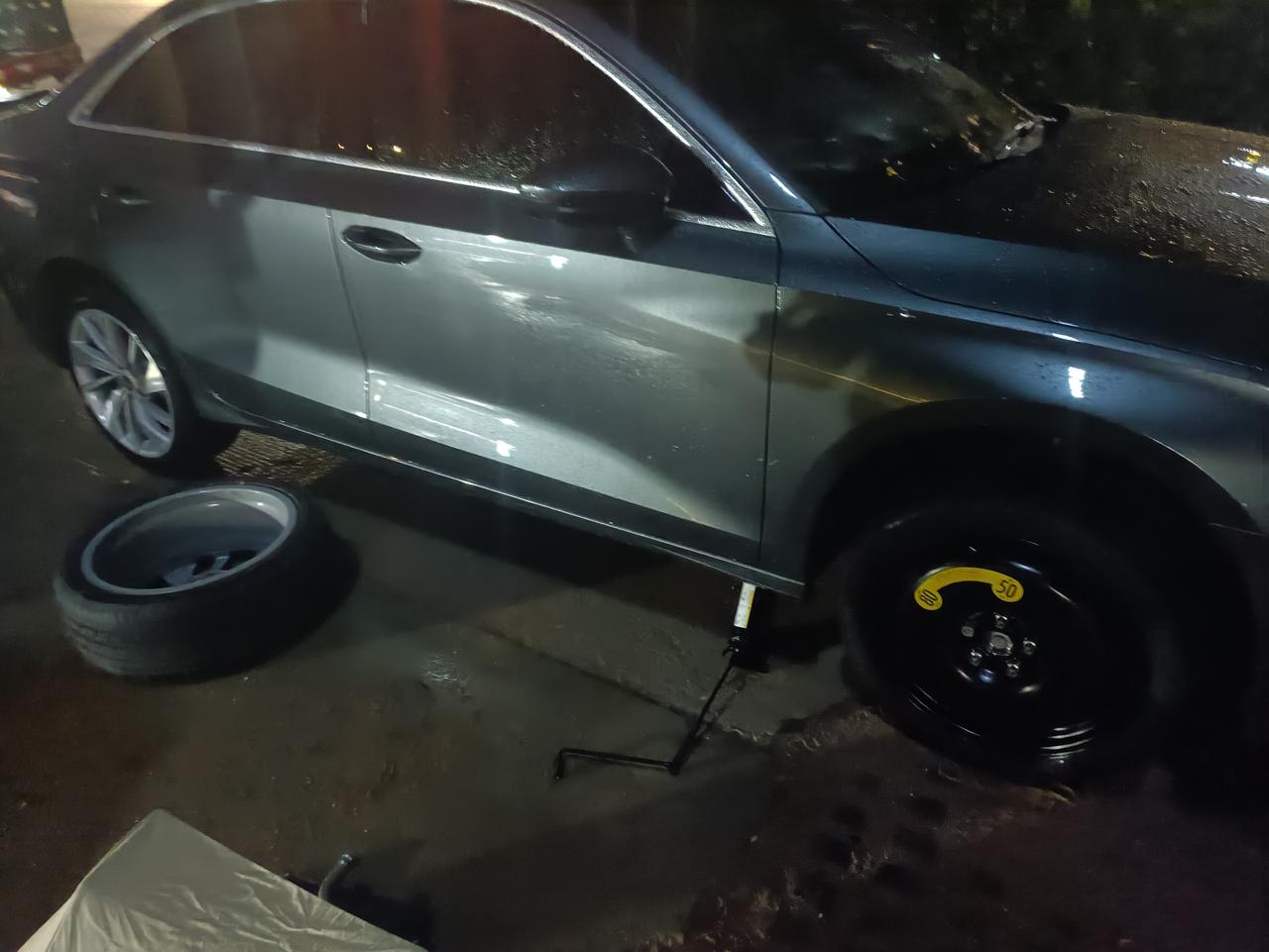 雨天深夜路上遇坑爆胎提车第七天