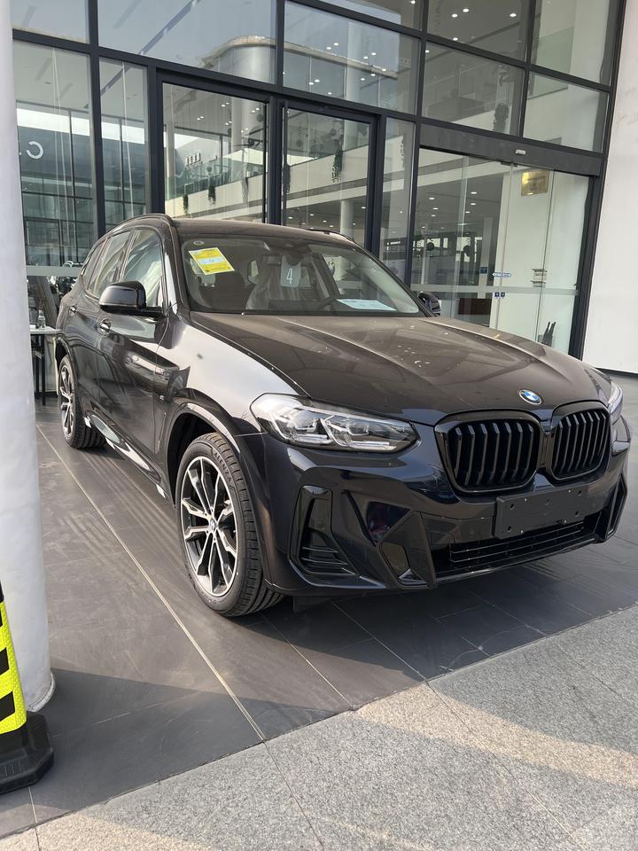 新x3领先,炭黑颜色外观阳光下泛蓝,不知道大家炭黑是不是的