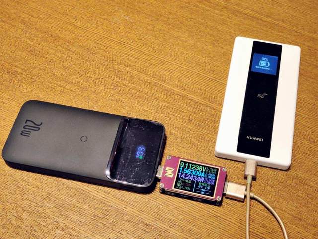 倍思磁吸无线快充移动电源：自带MagSafe，一个同时充仨