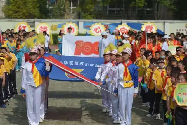 成都市龙泉驿区第五小学校——运动会，我们超拼的，雄起