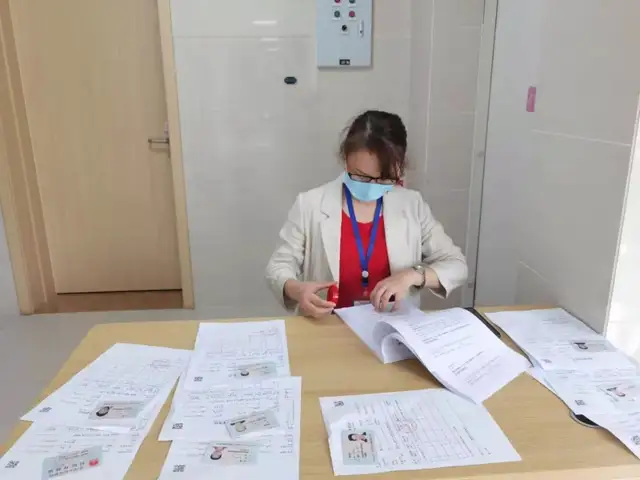 我为群众办实事｜党员先锋助力疫苗接种，暖心服务有温度