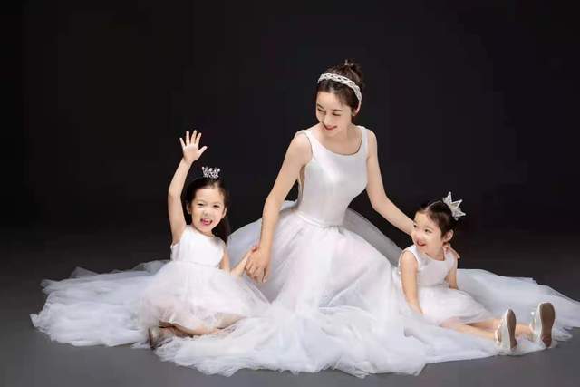 甜美温馨超有爱王妍苏亲子写真首次曝光