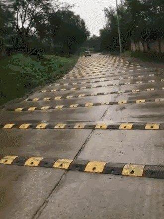 这样开车非常伤车,老司机教你怎么做(1)过减速带的时候,如果