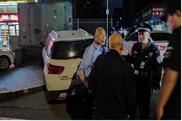 板塘快警站热心救助一名迷路老人