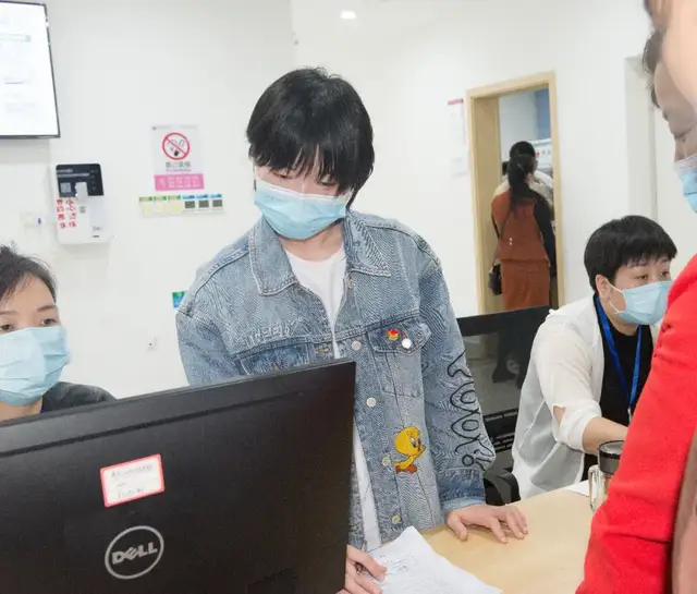 我为群众办实事｜党员先锋助力疫苗接种，暖心服务有温度
