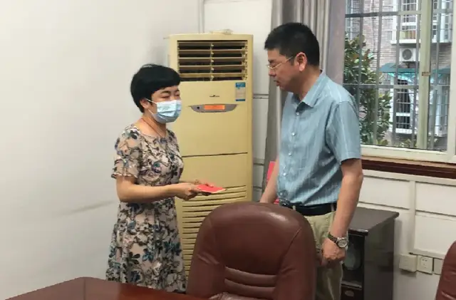 湘潭市住建局“七一”走访慰问老党员和困难党员