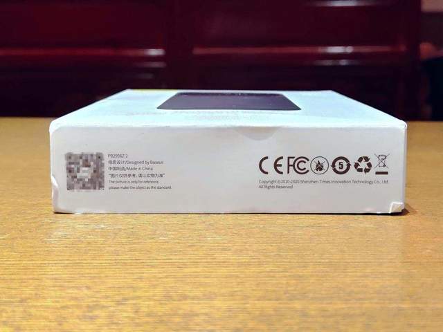 倍思磁吸无线快充移动电源：自带MagSafe，一个同时充仨