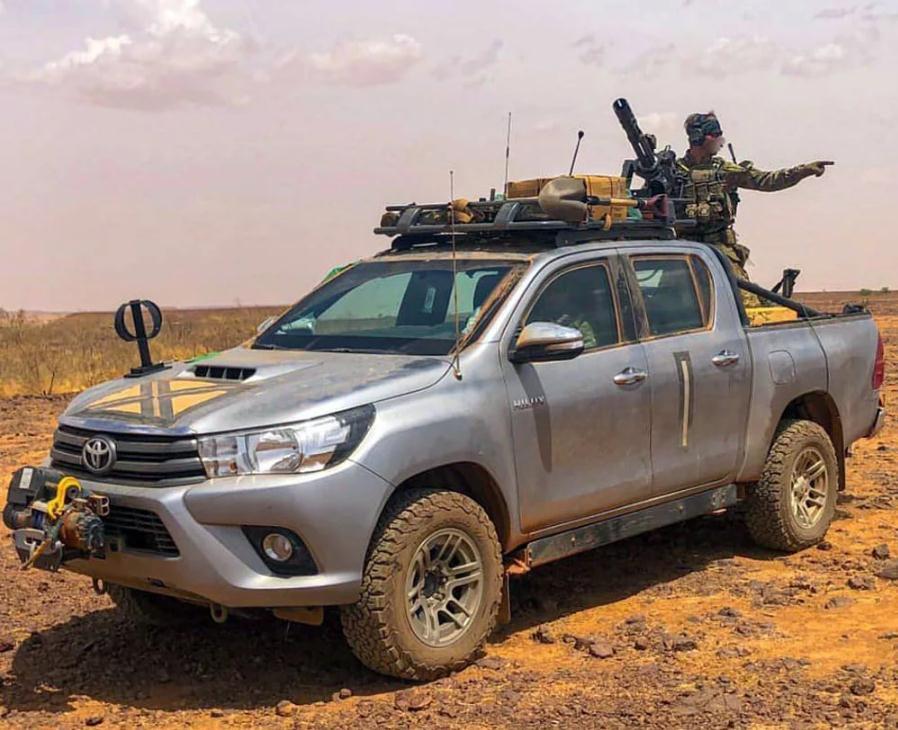 丰田皮卡经过他们的改装,配备了了相应的电子设备,安装了m135转管机枪