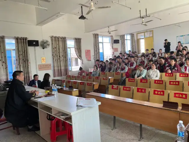 校园内响起法槌声