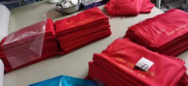 华裔企业家苗广耀向“和平将军”张治中先生纪念活动捐赠围巾