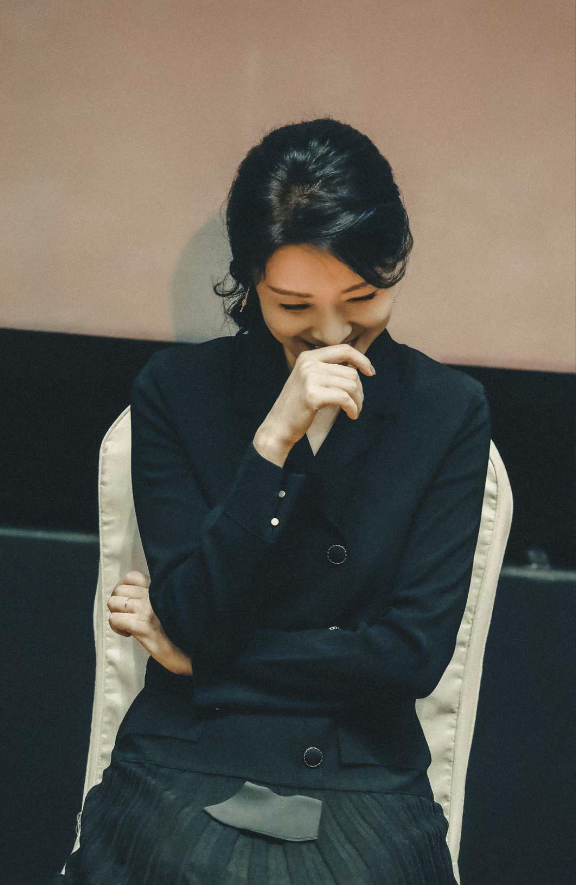 品牌好物周涛真是主持界翘楚,一袭深蓝色流苏礼服端庄优雅,气质惊艳