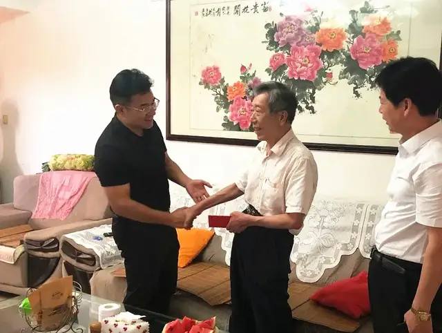 湘潭交发集团党委“七一”期间慰问困难党员