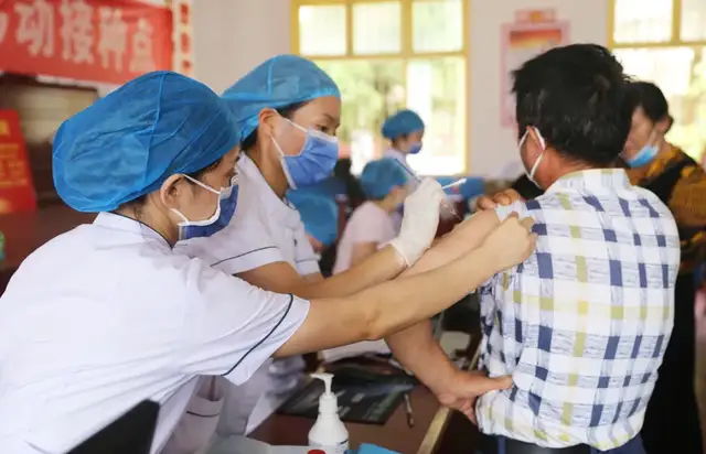 【为民办实事】湘潭县人民医院疫苗移动​接种平台进乡村助推新冠疫苗接种工作
