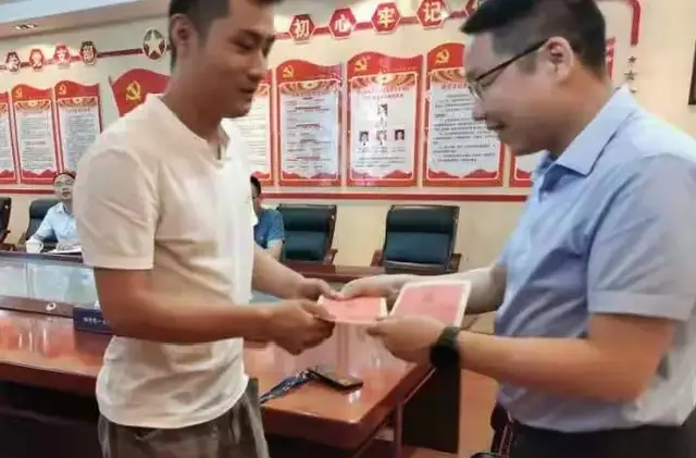 湘潭市住建局“七一”走访慰问老党员和困难党员