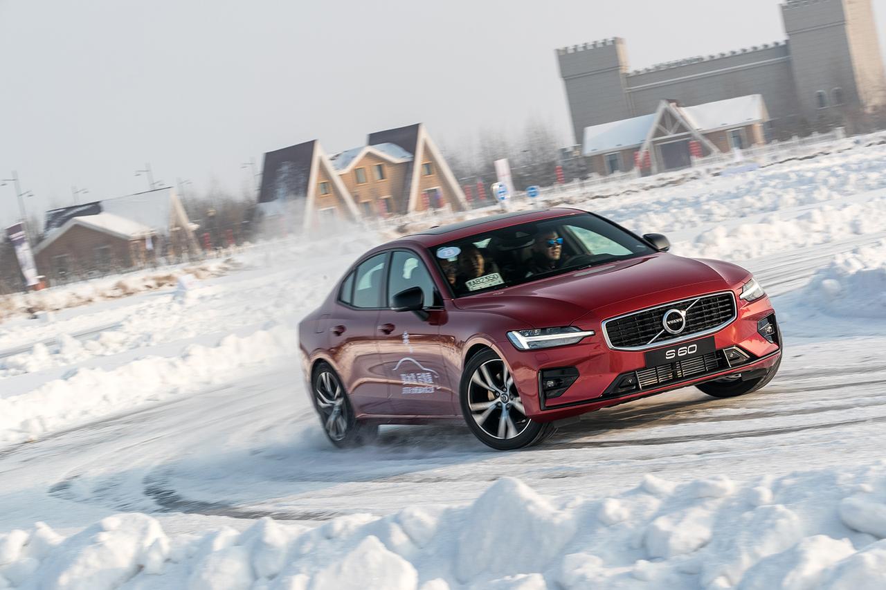 沃尔沃全新s60冰雪试驾,drive-e t5涡轮增压汽油发动机:250匹马力/350