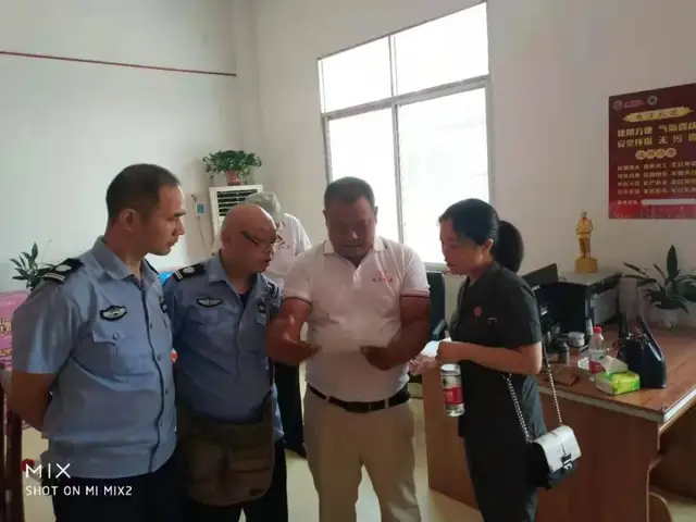 湘潭县法院石潭法庭联合镇司法所共同开展 “送法进企业”活动