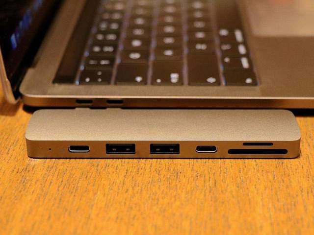 手机一个接口不够用，红魔手机拓展坞来帮你