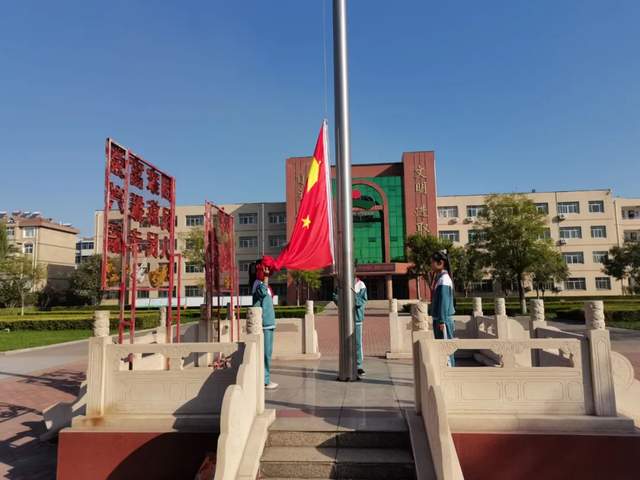 "请党放心 强国有我"主题队会——暨少先队员分批入队仪式在南定小学