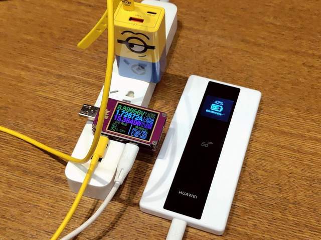 氘锋65W三口GaN充电器（小黄人版）超萌颜值，iPhone 13充电首选