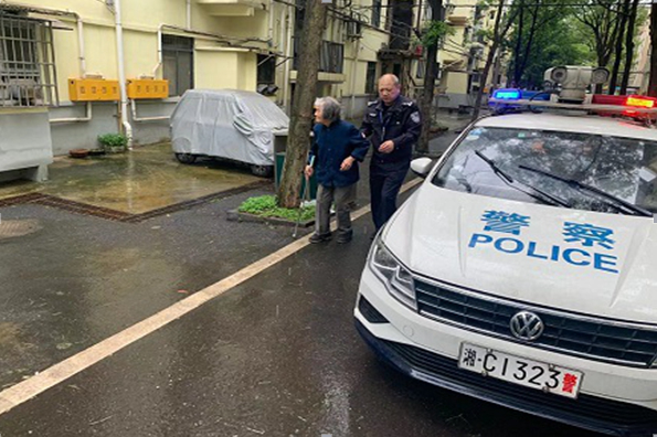 老人迷失忘归途 民警暖心送回家