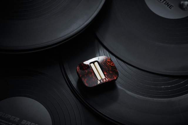 随着雷军的“超大杯”问世，FIIL耳机也迎来了它的“超大杯”