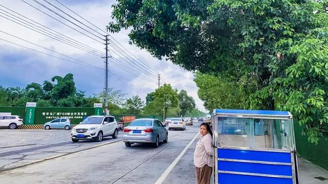 繁华VS荒凉，成都光华大道“真空地带”下的城市奇观