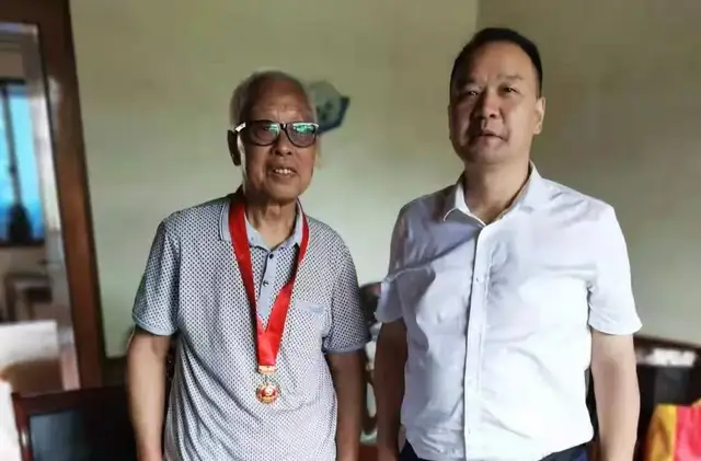 湘潭市住建局“七一”走访慰问老党员和困难党员