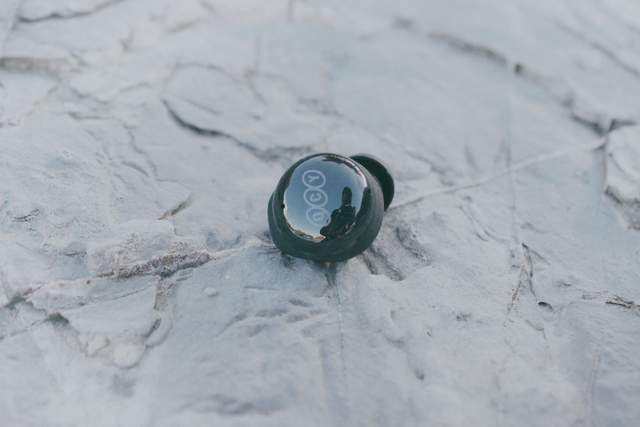 百元耳机都不值得入手，那低于百元更不能看？结果打脸来得那么快