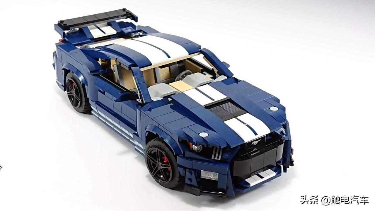国外乐高玩家firasabujaber将乐高10265福特mustang改造成最新的