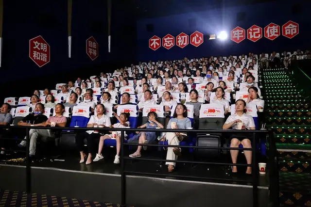 坚守医者初心 不负白衣使命 湘潭县人民医院组织观看电影《中国医生》