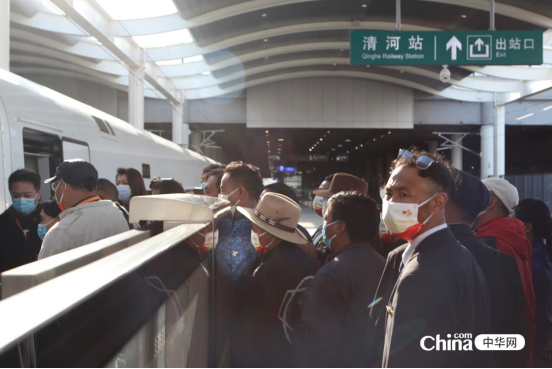 西藏基层干部赴京参观学习班第二期学员登上八达岭长城高喊“祖国万岁”